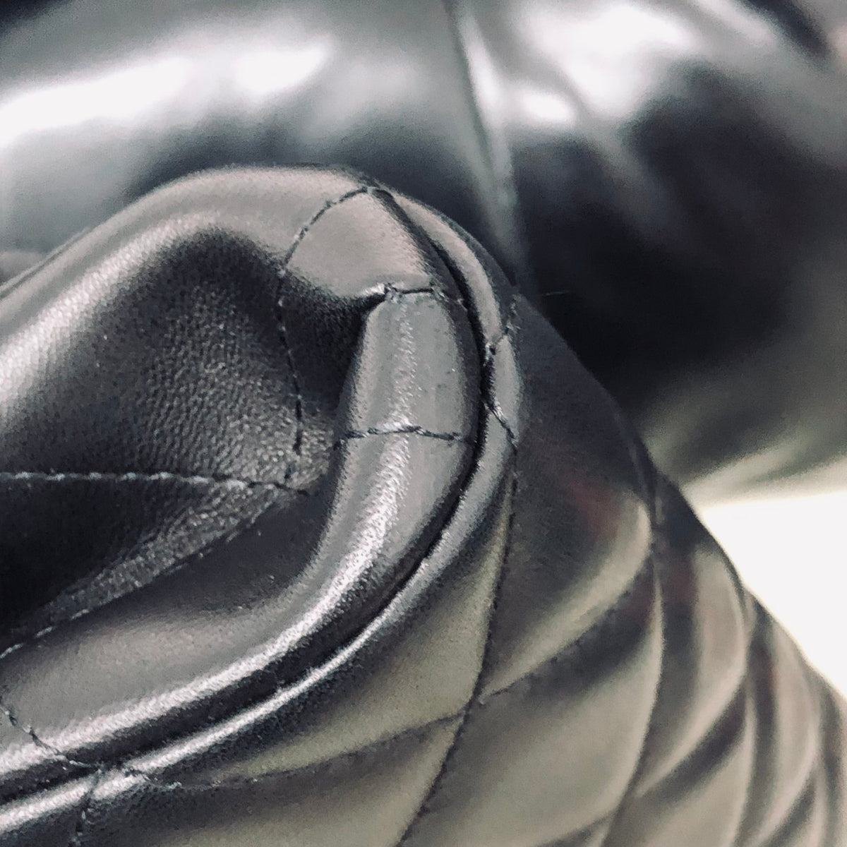 Chanel - Classic Flap Medium - Leather - Black - (medium)