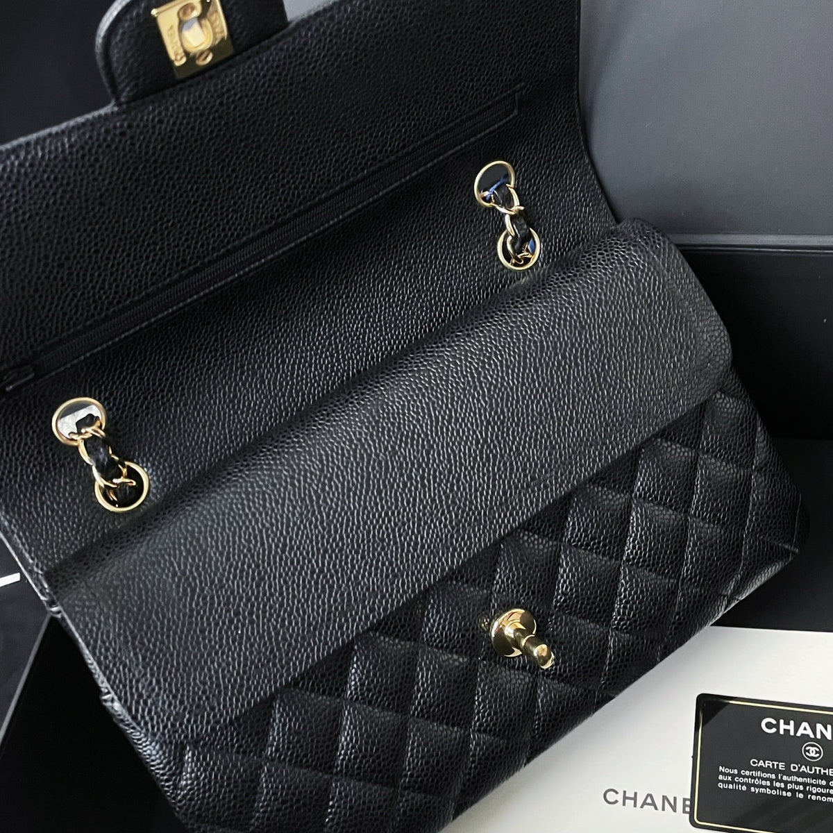 Chanel - Classic Flap Medium - Leather - Black - (medium)