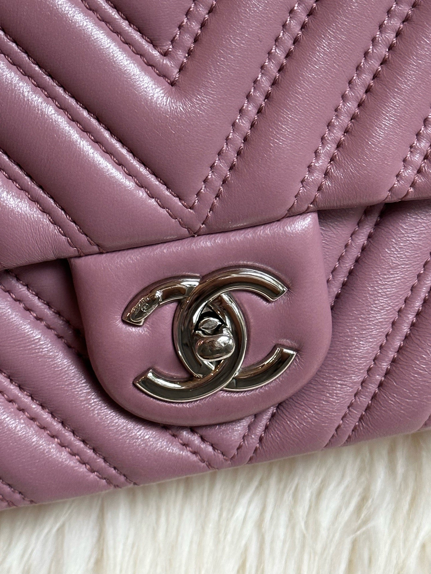 Chanel - Classic Flap Medium - Leather - Pink - (medium)