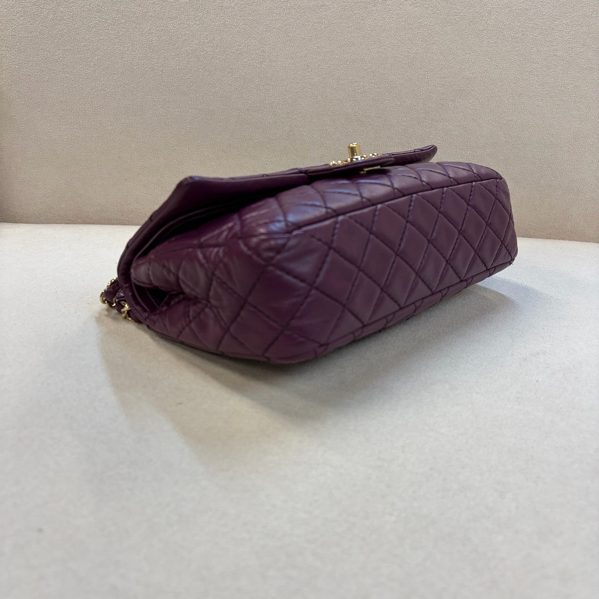Chanel - Classic Flap Medium - Leather - Purple - (medium)