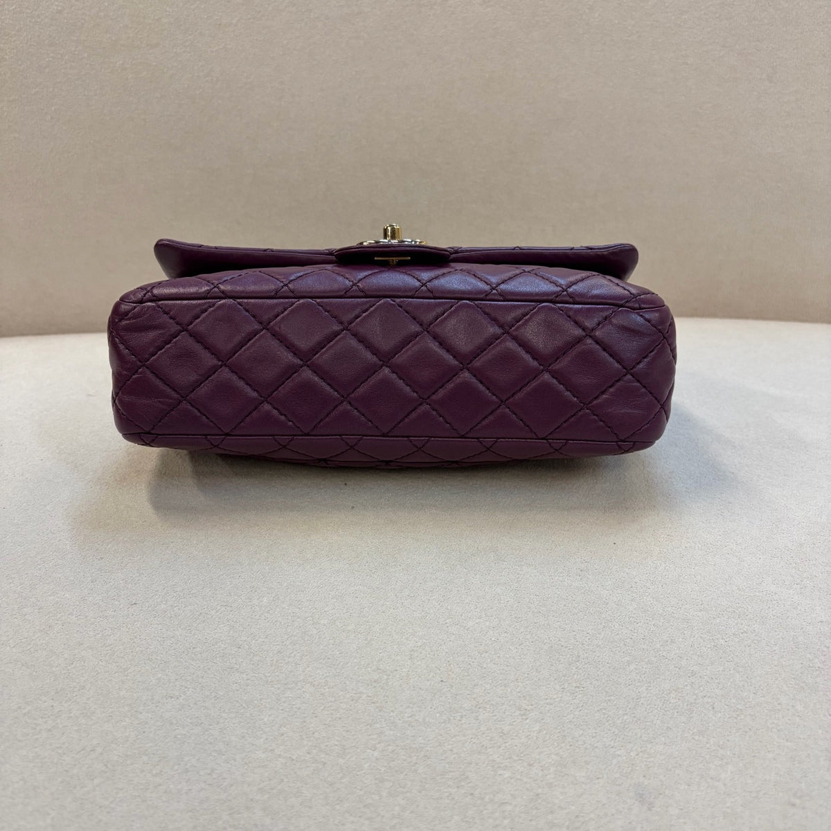 Chanel - Classic Flap Medium - Leather - Purple - (medium)
