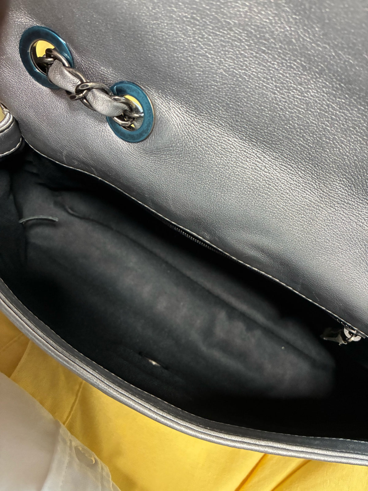 Chanel - Classic Flap Medium - Leather - Silver - (medium)