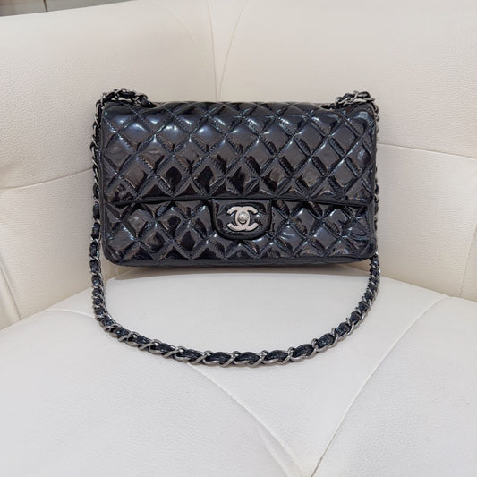 Chanel - Classic Flap Medium - Patent leather - Black - (medium)