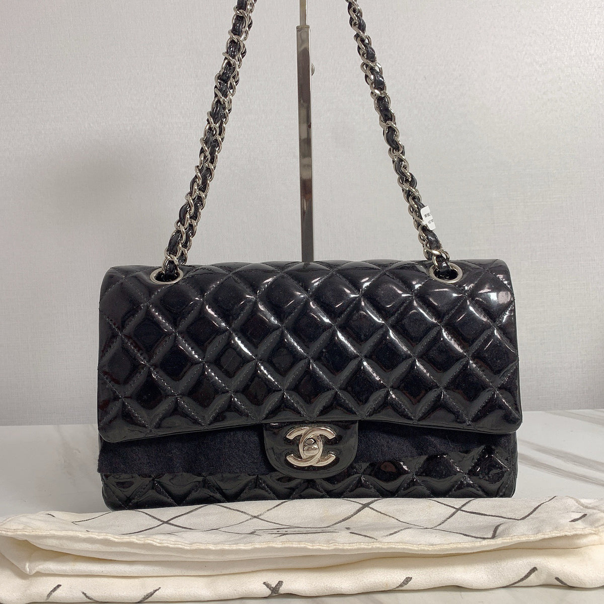 Chanel - Classic Flap Medium - Patent leather - Black - (medium)