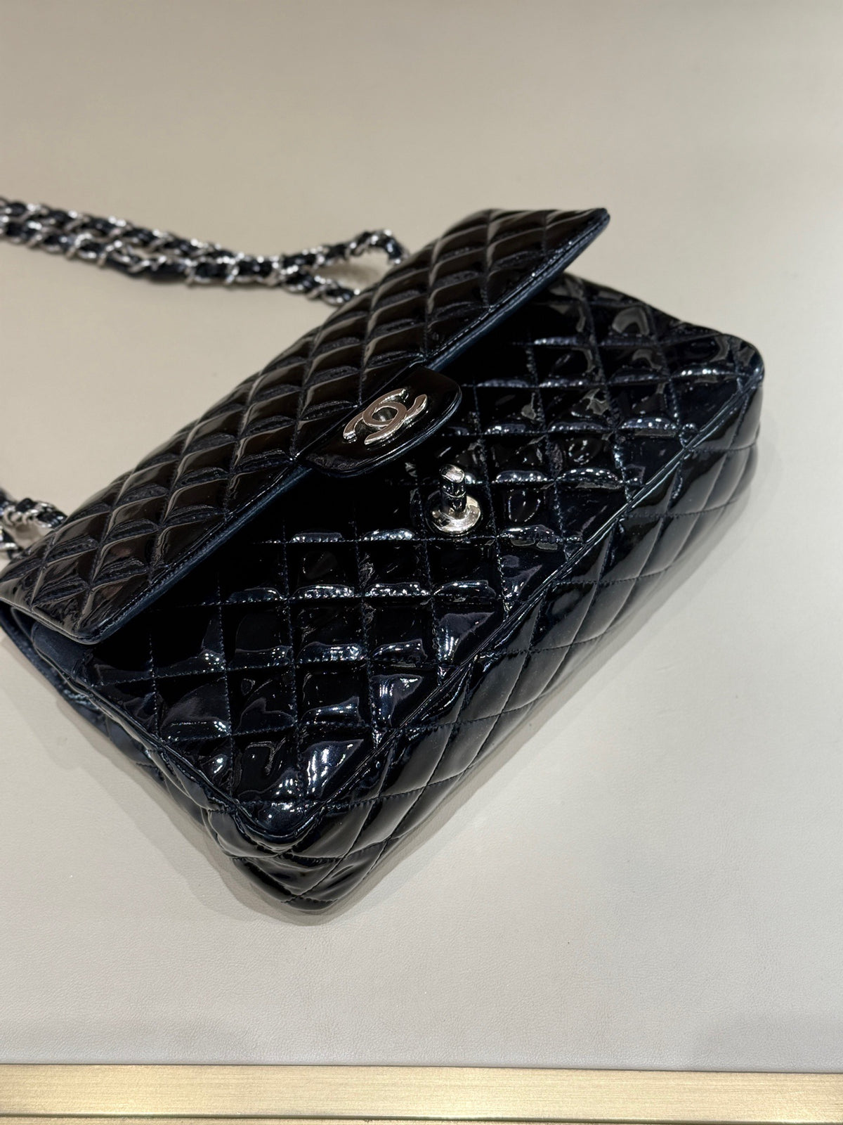 Chanel - Classic Flap Medium - Patent leather - Black - (Medium)