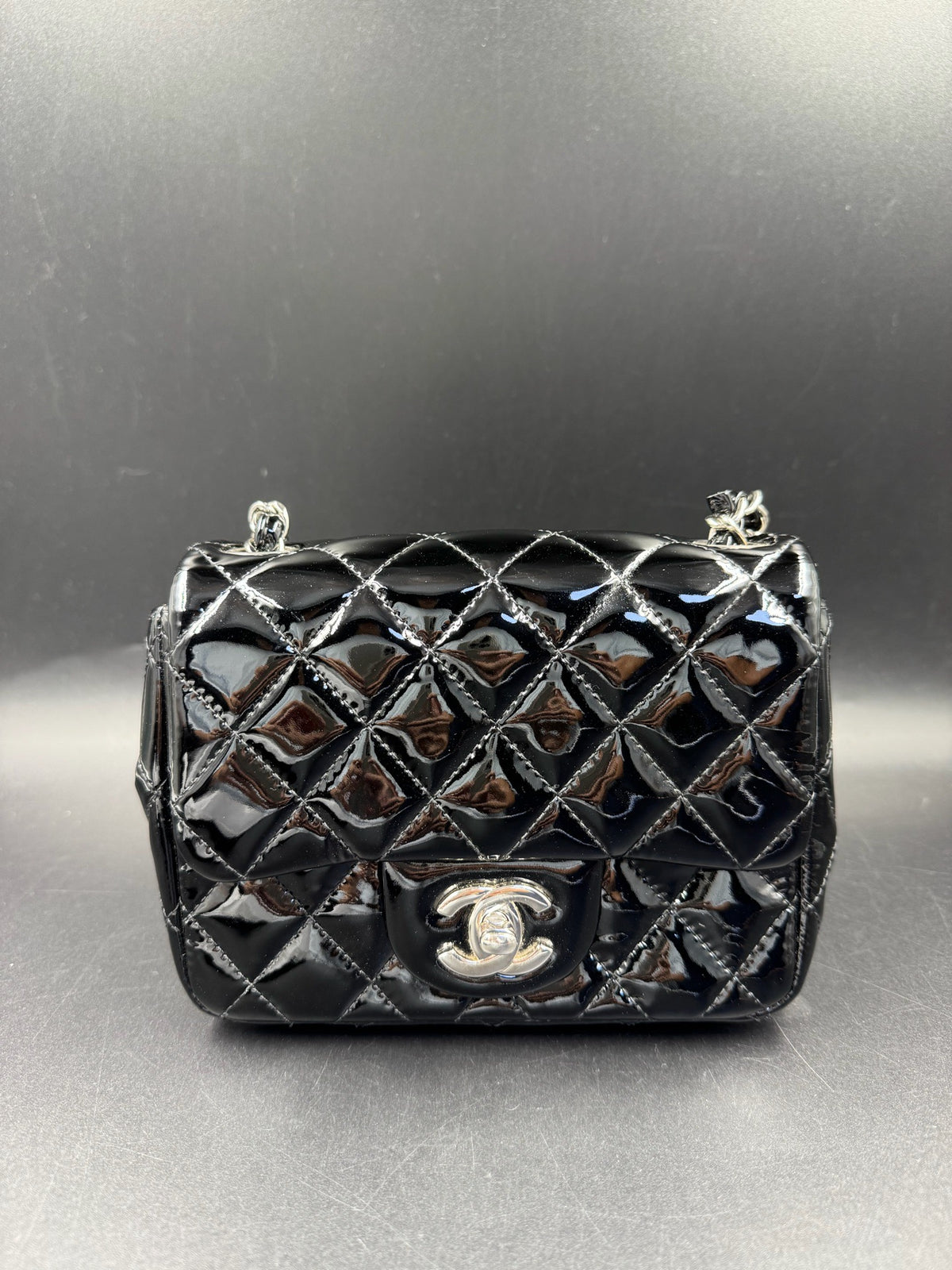 Chanel - Classic Flap Mini - Patent leather - Black - (mini)