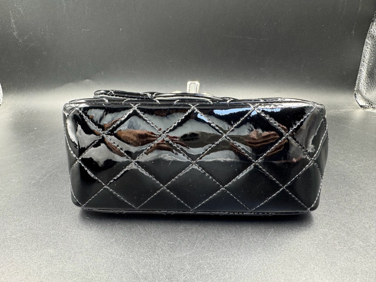 Chanel - Classic Flap Mini - Patent leather - Black - (mini)