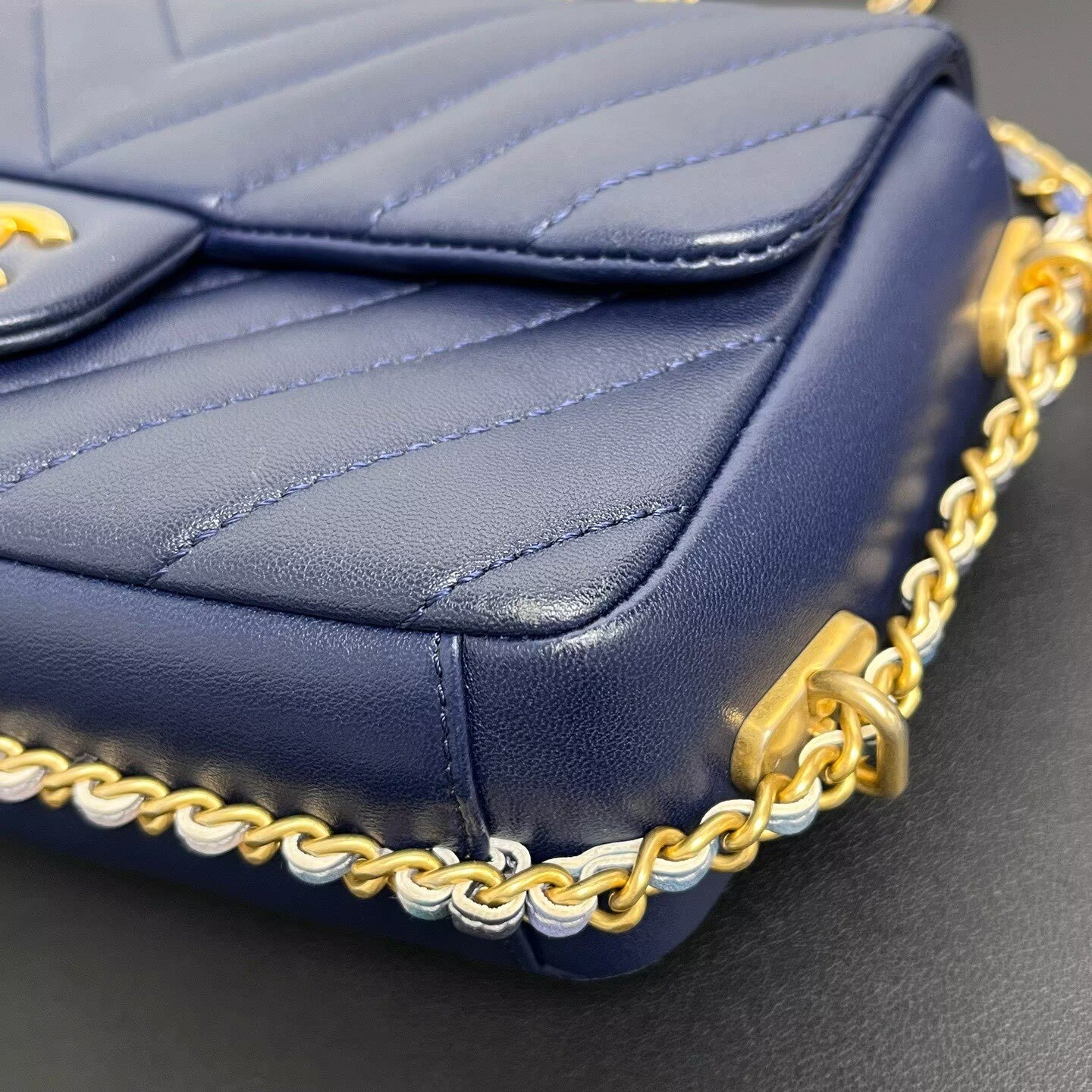 Chanel - Classic Flap Mini (V-Quilted) - Lambskin leather - Electric Blue with Gold-Tone Hardware - (mini)