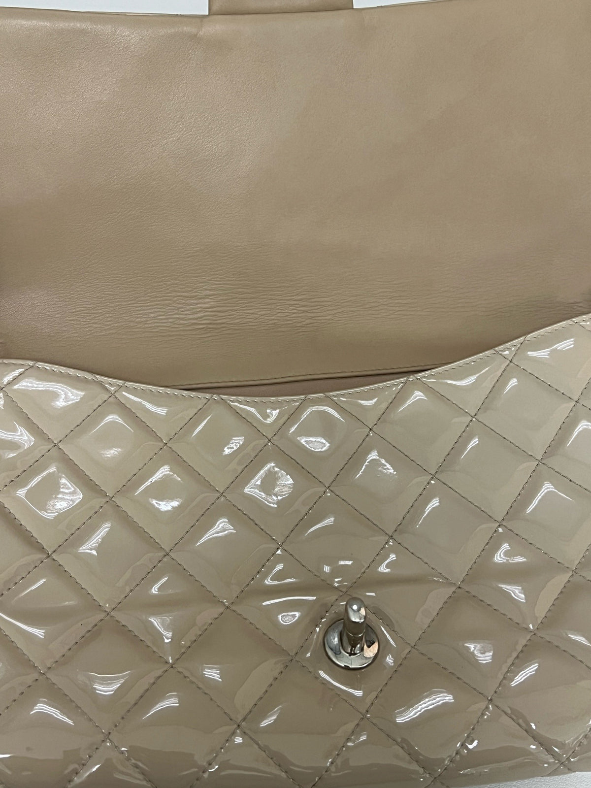 Chanel - Classic Flap - Patent leather - Beige - (Other)
