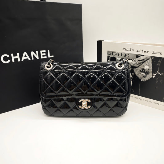 Chanel - Classic Flap - Patent leather - Black - (medium)