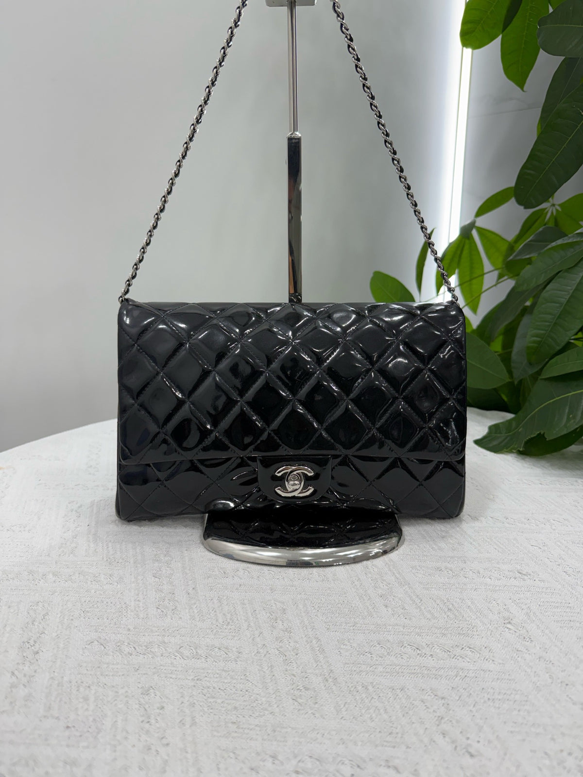 Chanel - Classic Flap - Patent leather - Black - (medium)
