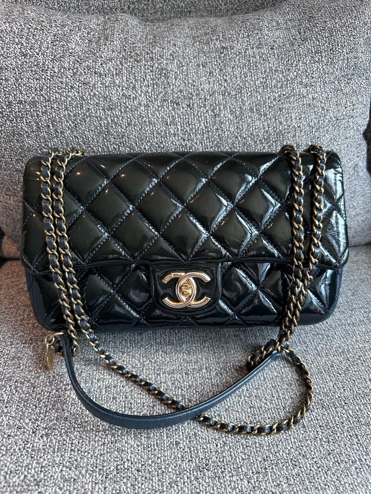 Chanel - Classic Flap - Patent leather - Black - (medium)