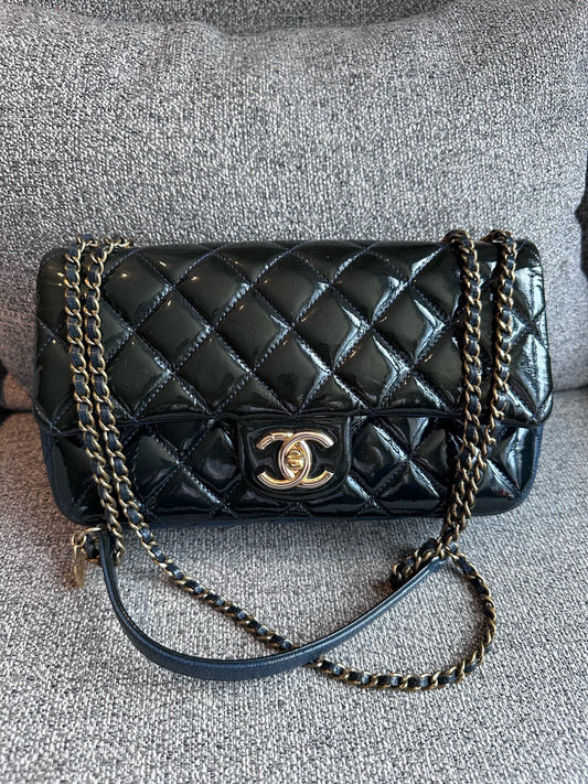 Chanel - Classic Flap - Patent leather - Black - (medium)