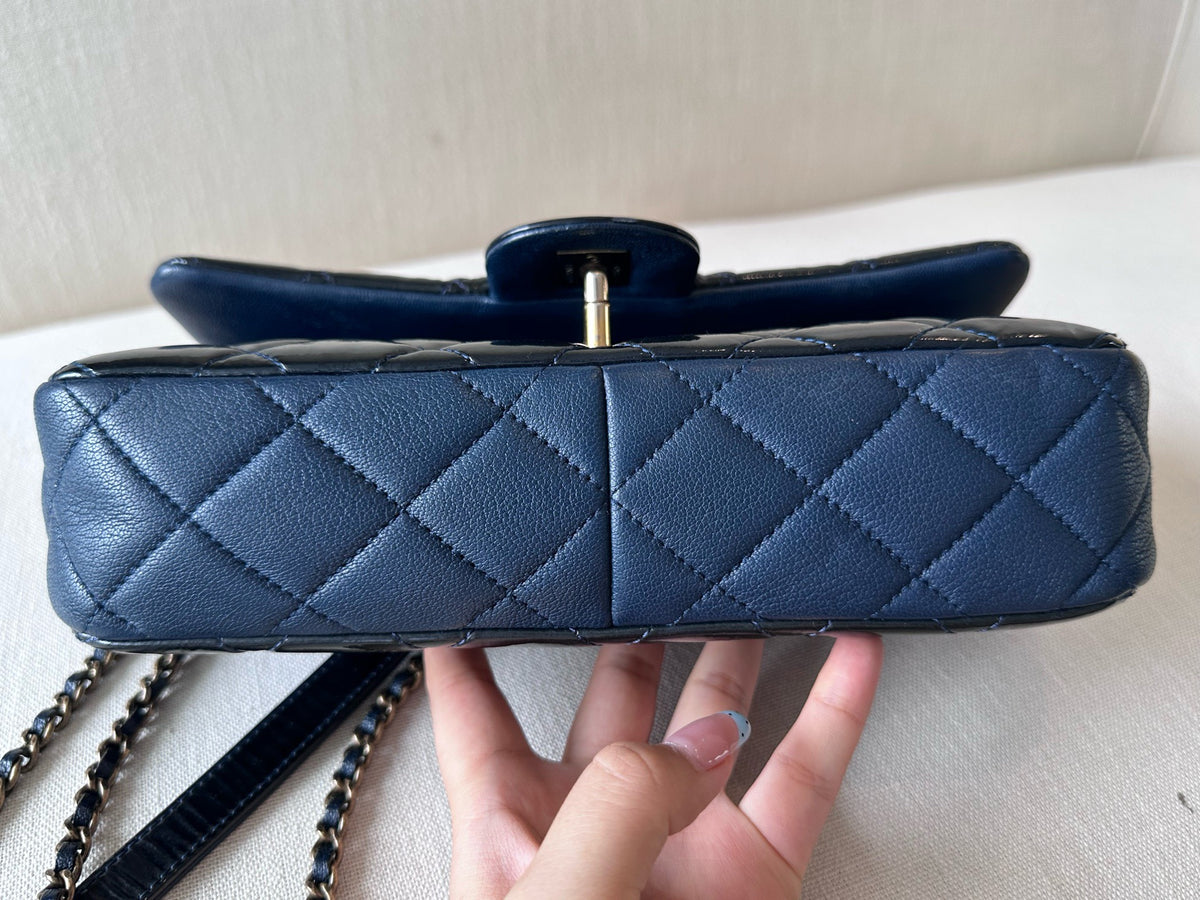 Chanel - Classic Flap - Patent leather - Black - (medium)