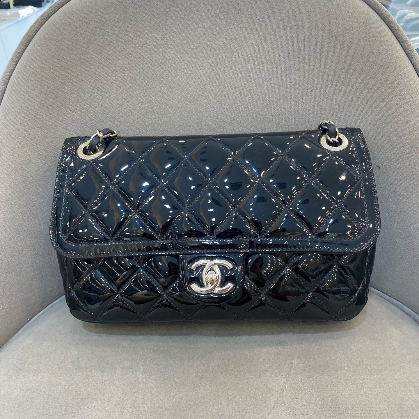Chanel - Classic Flap - Patent leather - Black - (medium)