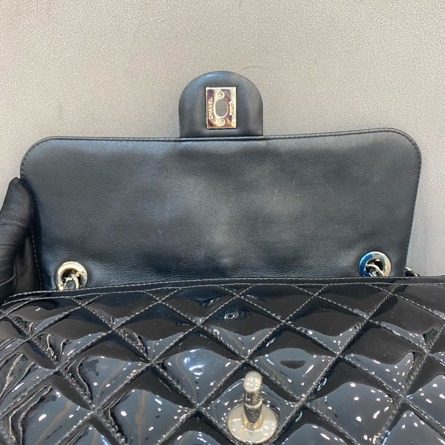 Chanel - Classic Flap - Patent leather - Black - (medium)