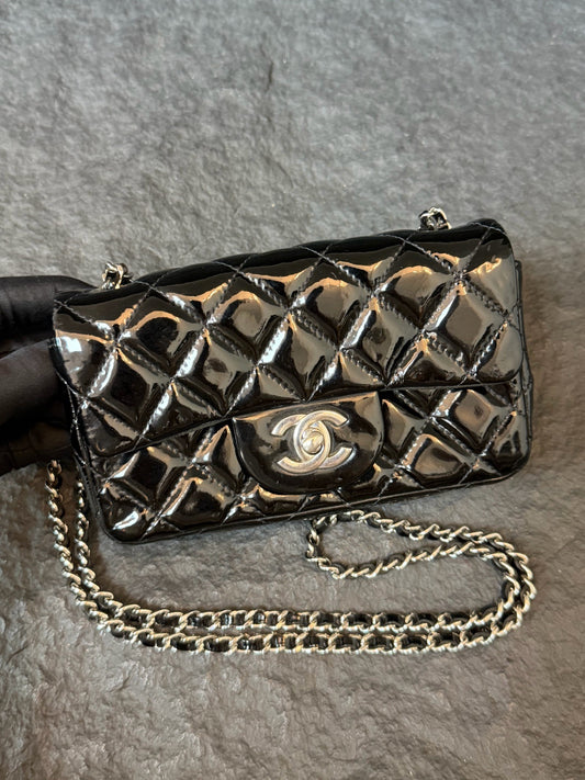 Chanel - Classic Flap - Patent leather - Black - (mini)