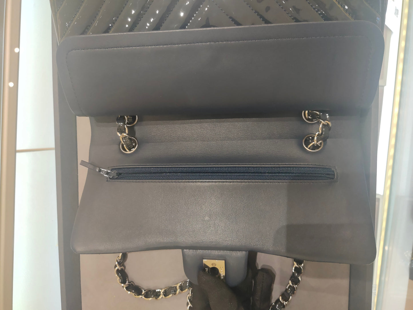 Chanel - Classic Flap - Patent leather - Navy - (medium)