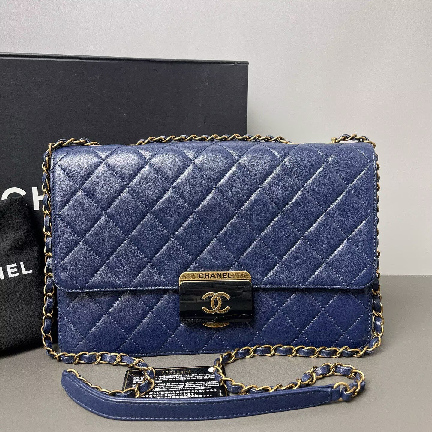 Chanel - Classic Flap style with Enamel CC clasp - Lambskin leather - Navy Blue with Gold-Tone Hardware - (Medium)