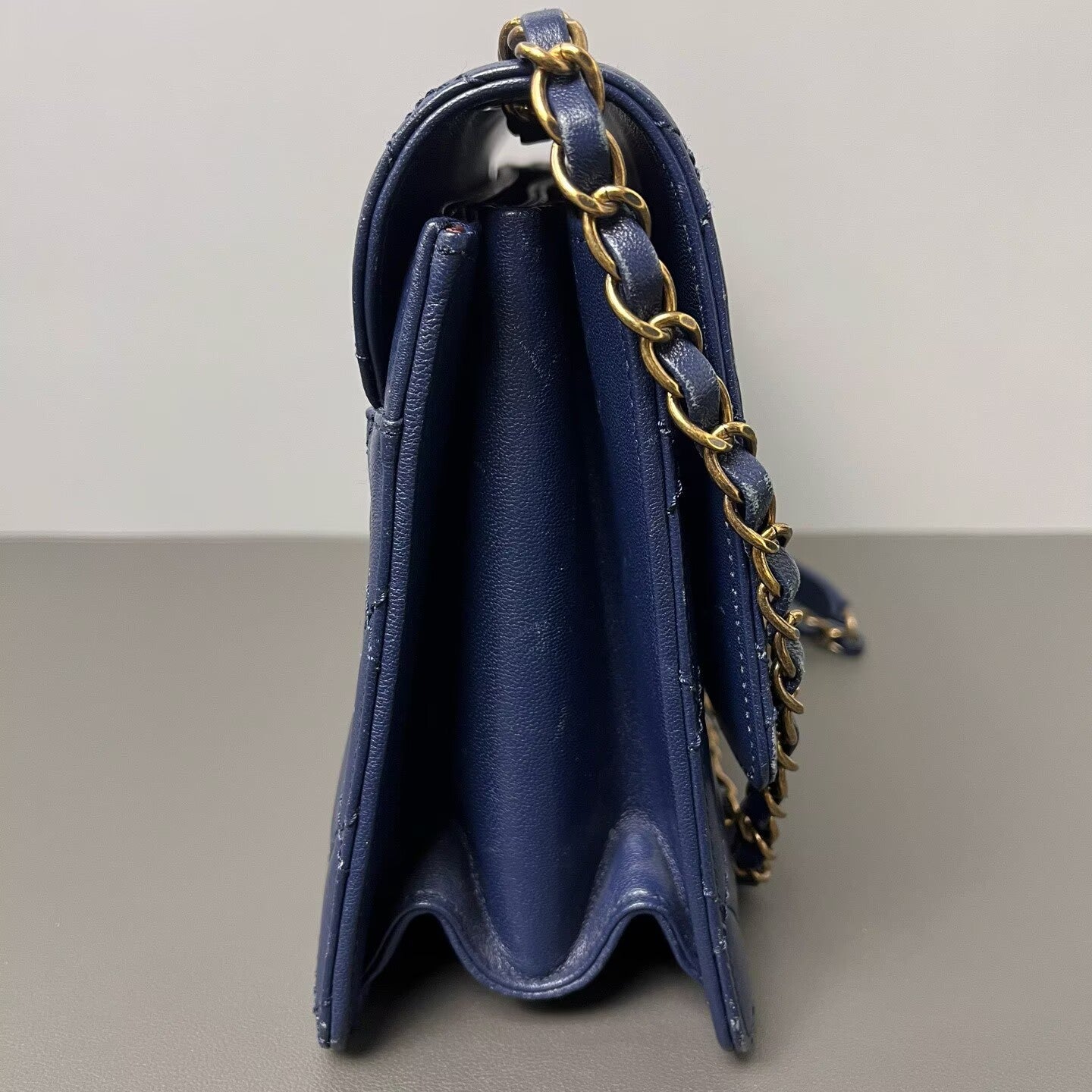 Chanel - Classic Flap style with Enamel CC clasp - Lambskin leather - Navy Blue with Gold-Tone Hardware - (Medium)