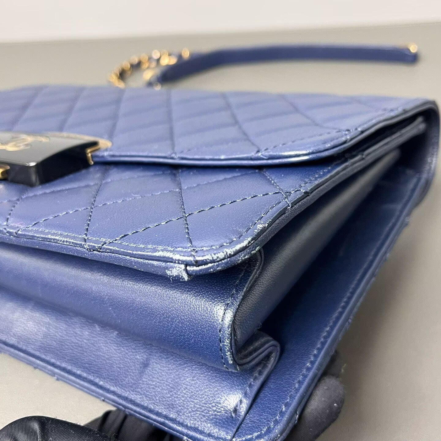 Chanel - Classic Flap style with Enamel CC clasp - Lambskin leather - Navy Blue with Gold-Tone Hardware - (Medium)