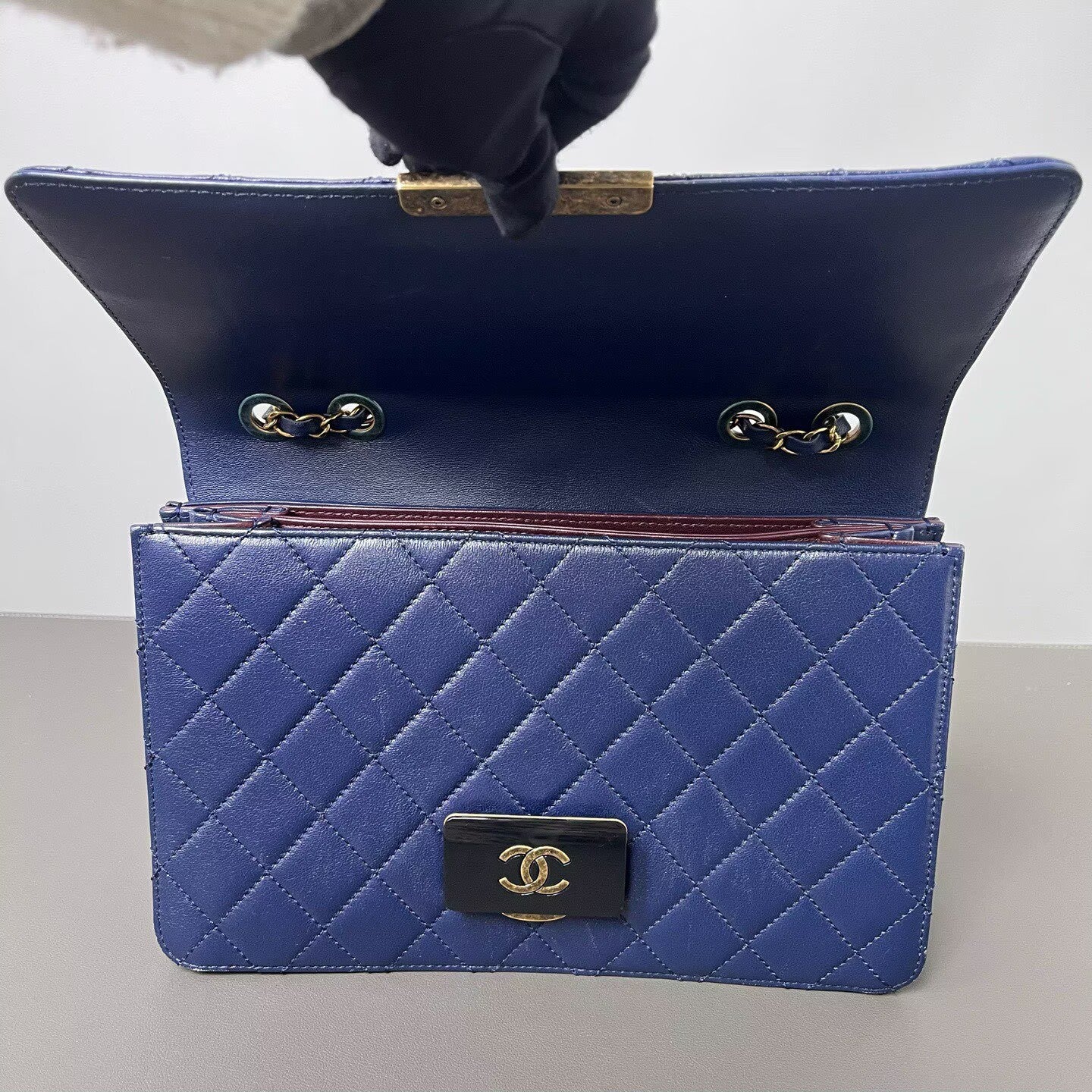 Chanel - Classic Flap style with Enamel CC clasp - Lambskin leather - Navy Blue with Gold-Tone Hardware - (Medium)