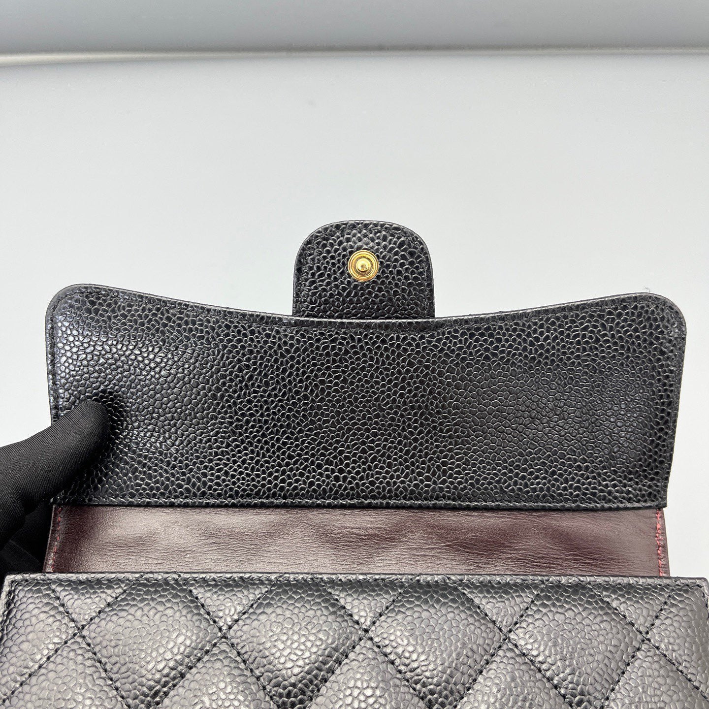 Chanel - Classic Quilted Tri-Fold Wallet A9085 - Caviar leather - Black with Gold-Tone Hardware - (Compact)