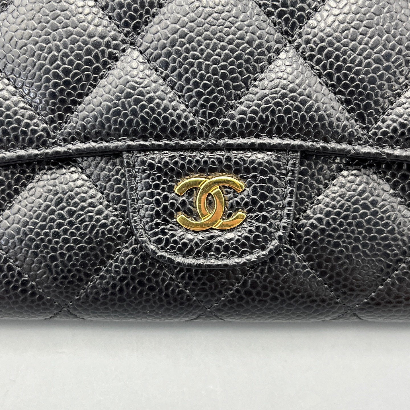 Chanel - Classic Quilted Tri-Fold Wallet A9085 - Caviar leather - Black with Gold-Tone Hardware - (Compact)