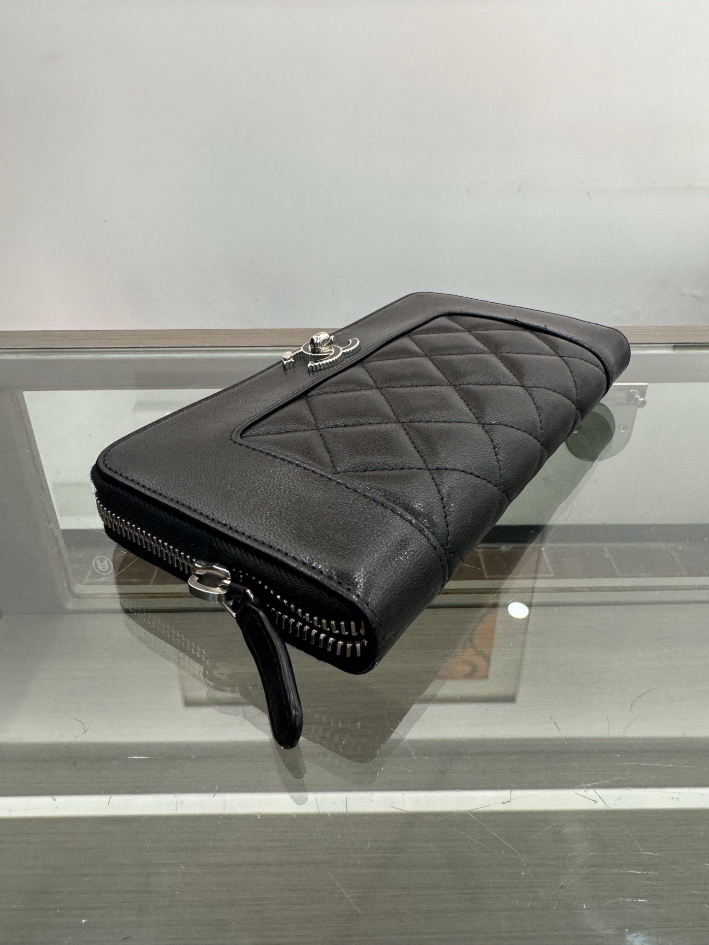 Chanel - Classic Zip Around Wallet - Grained calfskin leather - Black - (Medium)