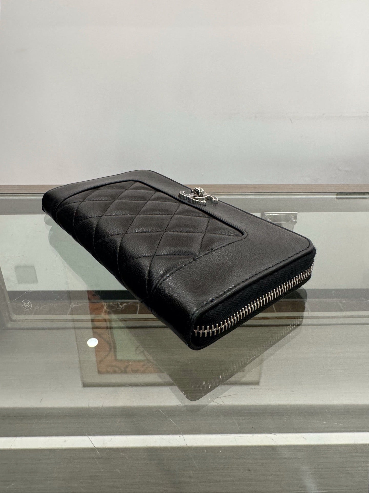 Chanel - Classic Zip Around Wallet - Grained calfskin leather - Black - (Medium)