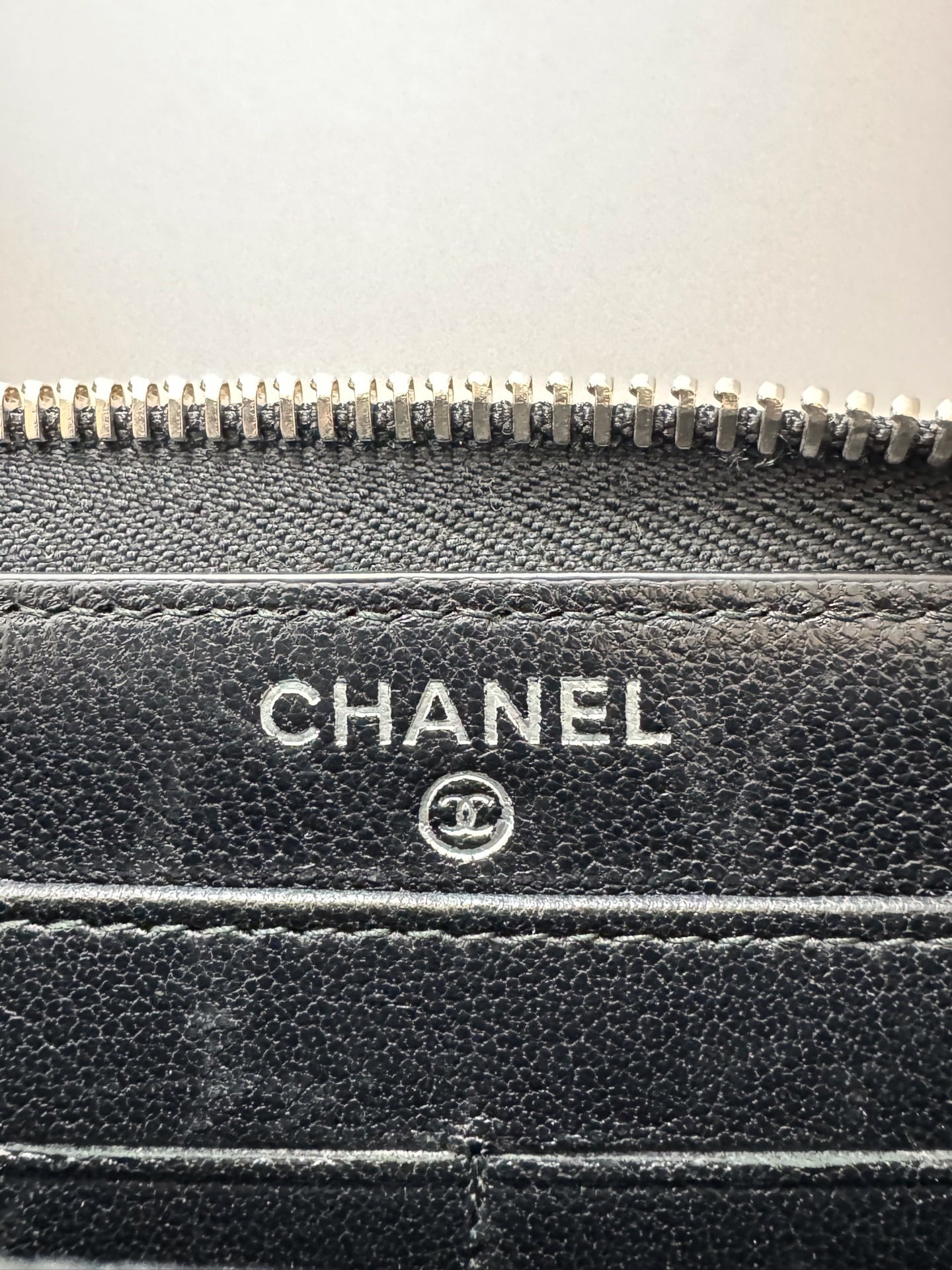 Chanel - Classic Zip Around Wallet - Grained calfskin leather - Black - (Medium)