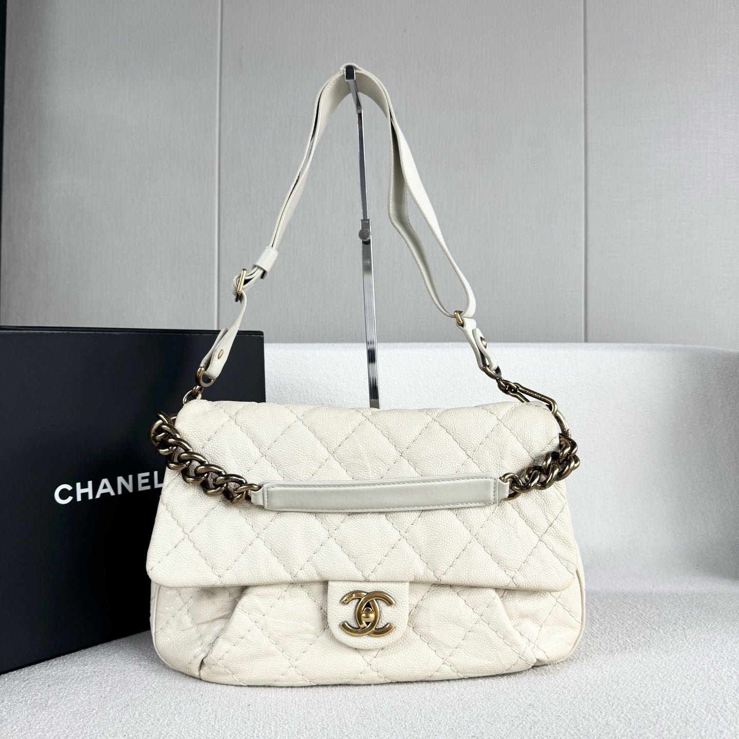 Chanel - Cloud Airport Bag - Leather - White - (medium)