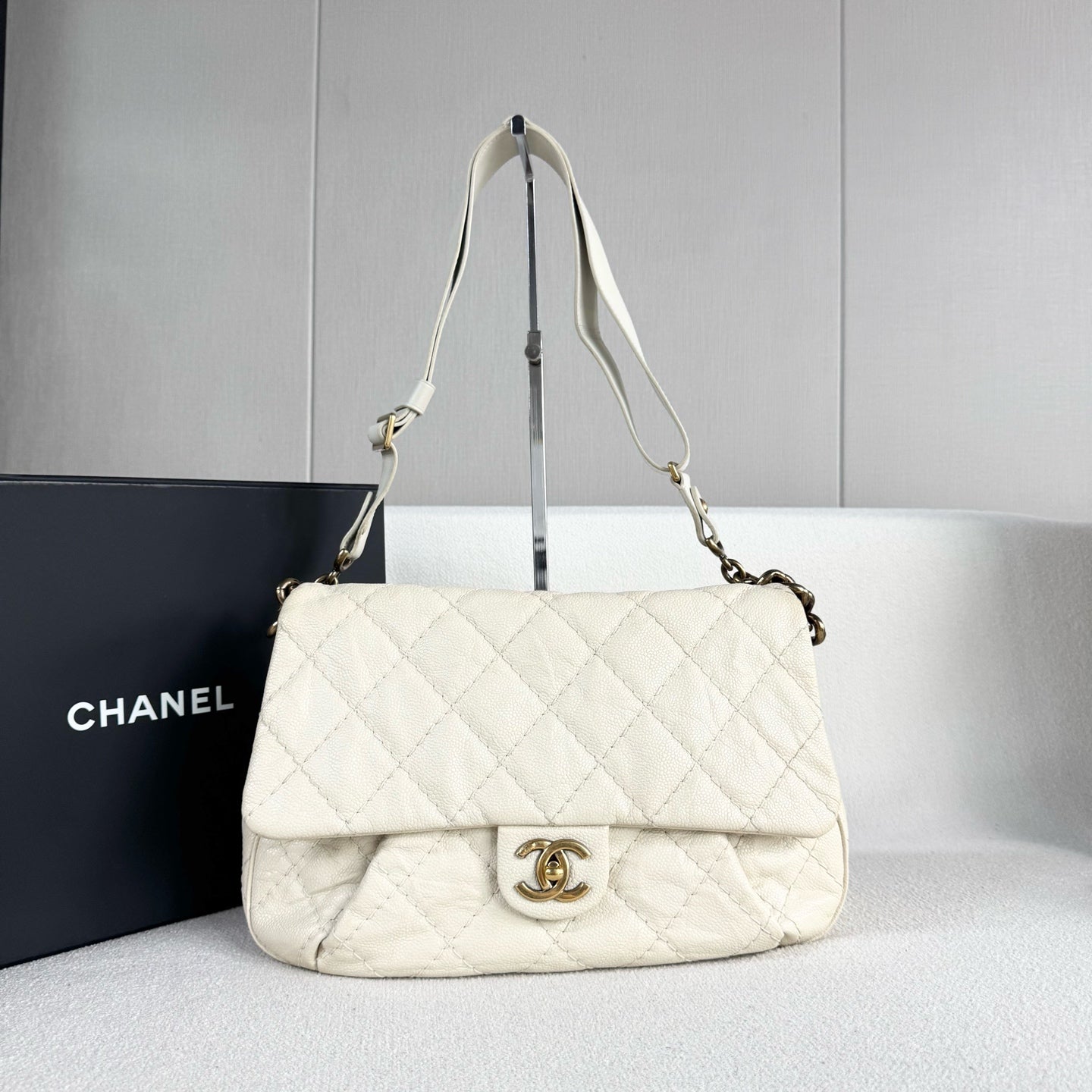 Chanel - Cloud Airport Bag - Leather - White - (medium)