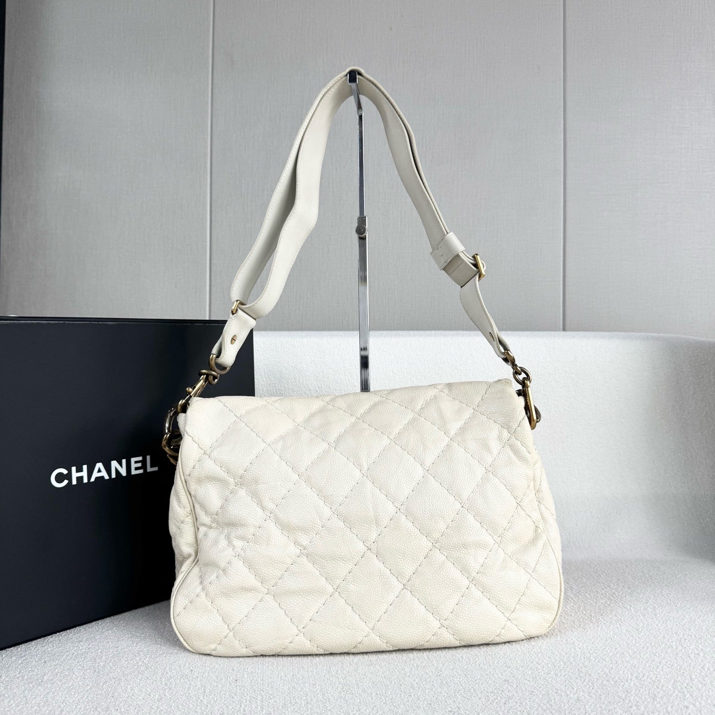 Chanel - Cloud Airport Bag - Leather - White - (medium)