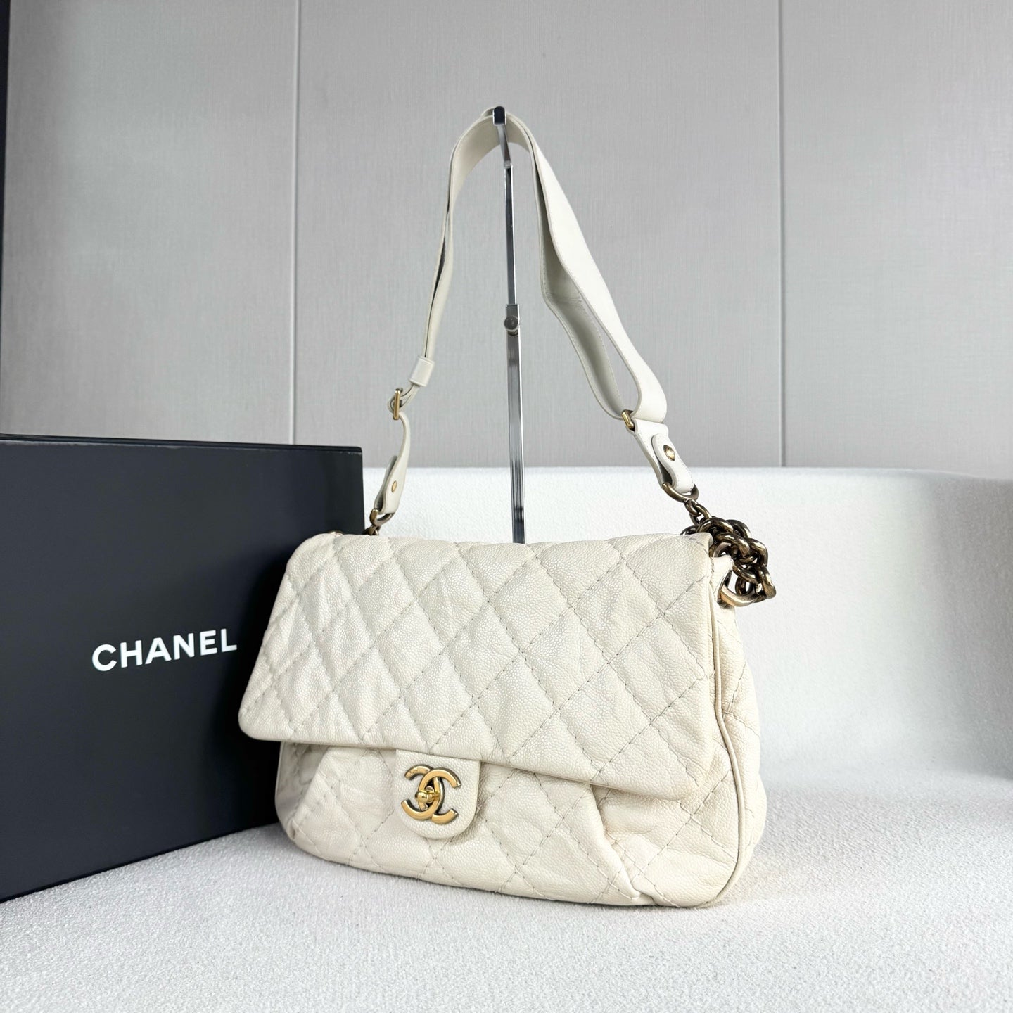 Chanel - Cloud Airport Bag - Leather - White - (medium)
