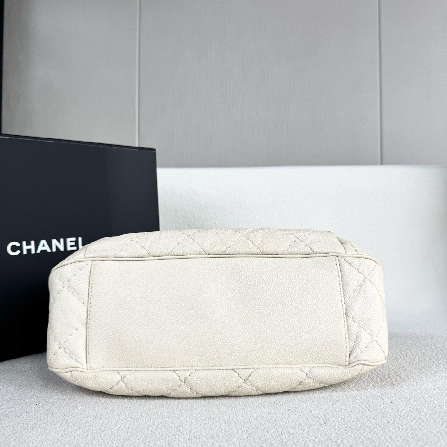 Chanel - Cloud Airport Bag - Leather - White - (medium)