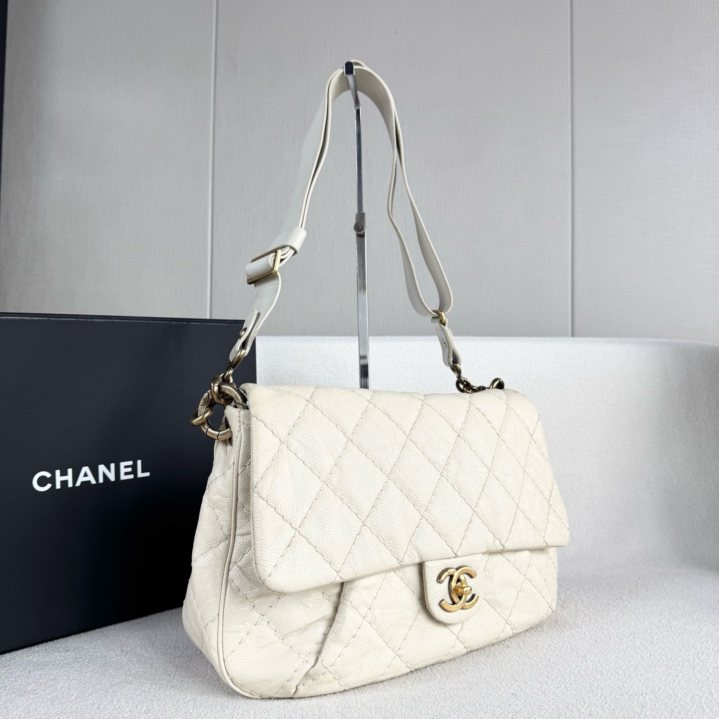 Chanel - Cloud Airport Bag - Leather - White - (medium)
