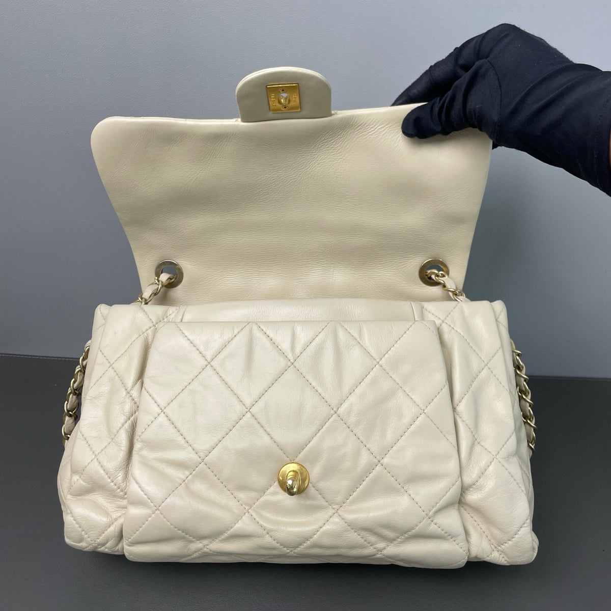Chanel - Cloud Bag - Leather - Beige - (medium)