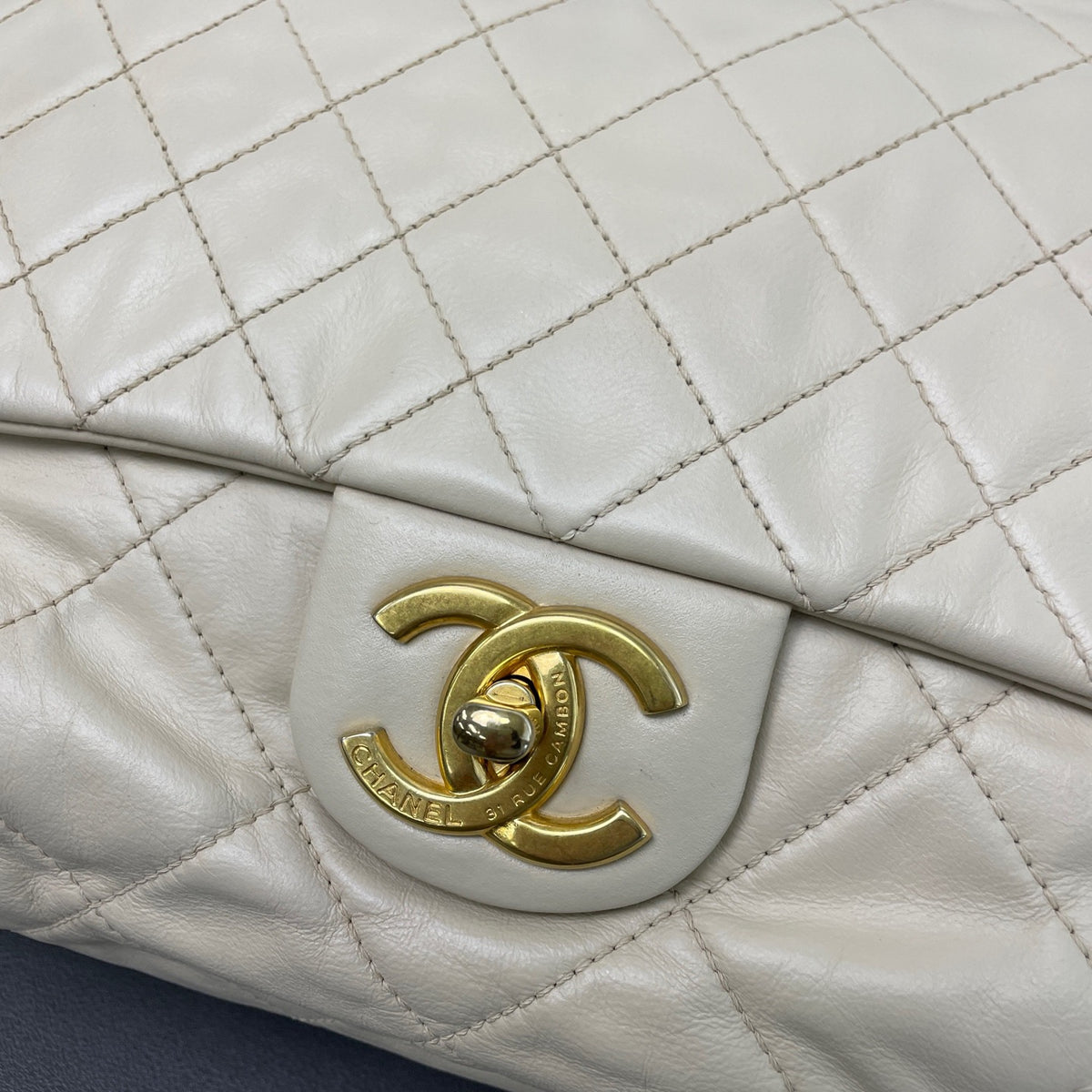 Chanel - Cloud Bag - Leather - Beige - (medium)