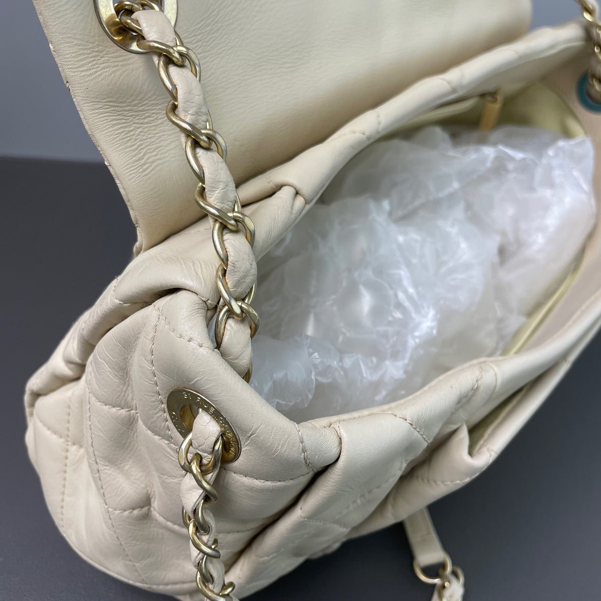 Chanel - Cloud Bag - Leather - Beige - (medium)