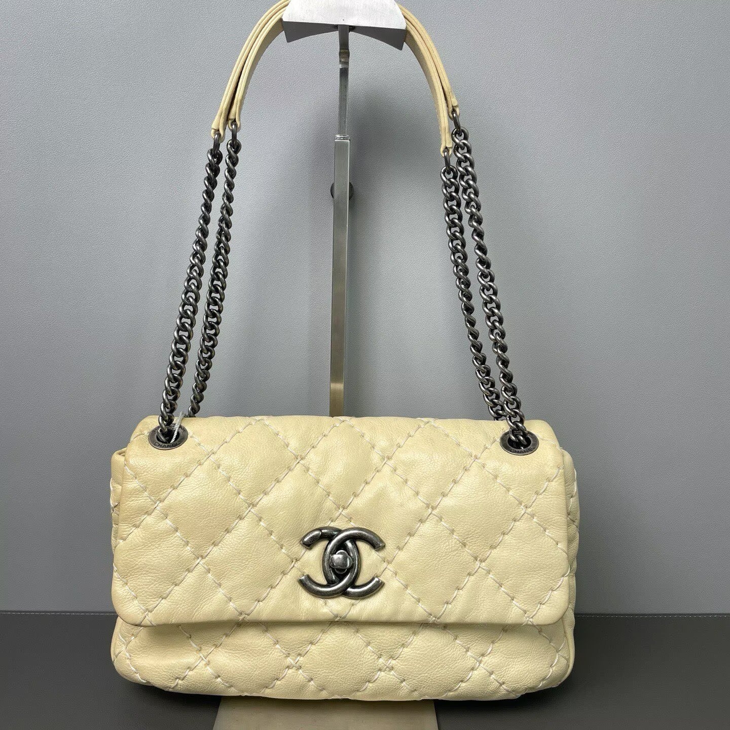Chanel - Cloud Puff Airport Bag - Cowhide leather - Cream - (medium)