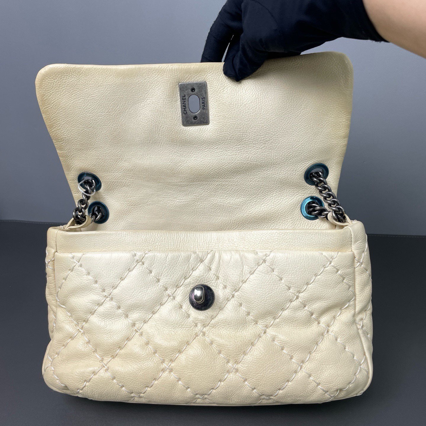 Chanel - Cloud Puff Airport Bag - Cowhide leather - Cream - (medium)