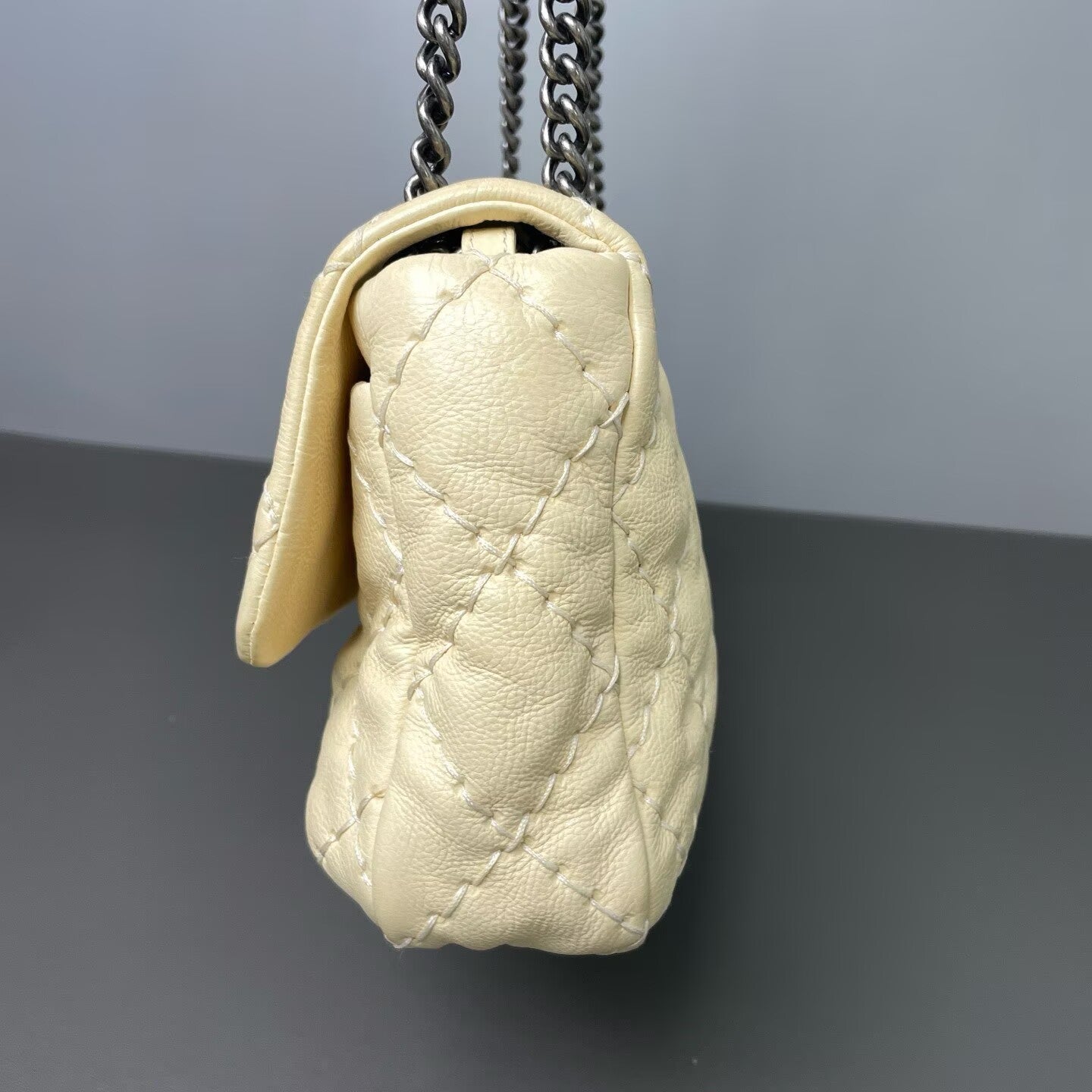 Chanel - Cloud Puff Airport Bag - Cowhide leather - Cream - (medium)