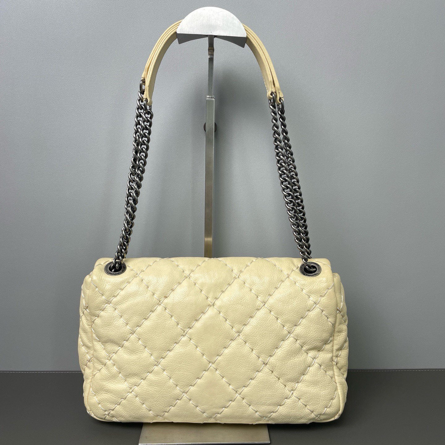 Chanel - Cloud Puff Airport Bag - Cowhide leather - Cream - (medium)