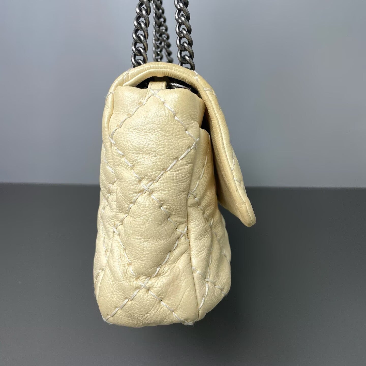 Chanel - Cloud Puff Airport Bag - Cowhide leather - Cream - (medium)