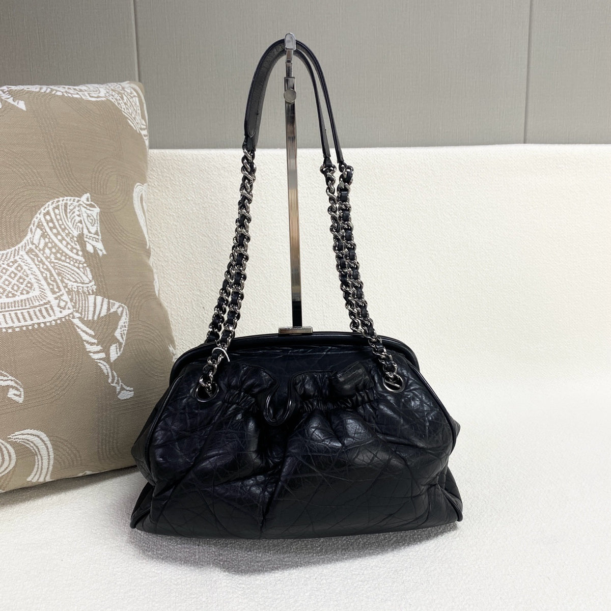 Chanel - Cloud Shoulder Bag - Leather - Black - (medium)