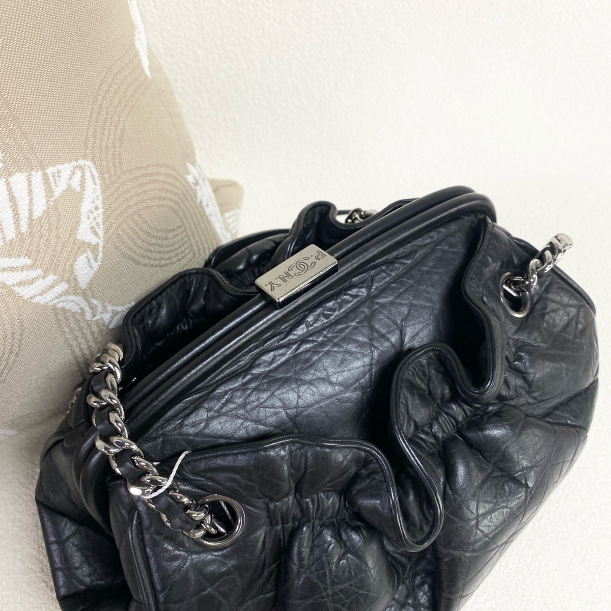 Chanel - Cloud Shoulder Bag - Leather - Black - (medium)