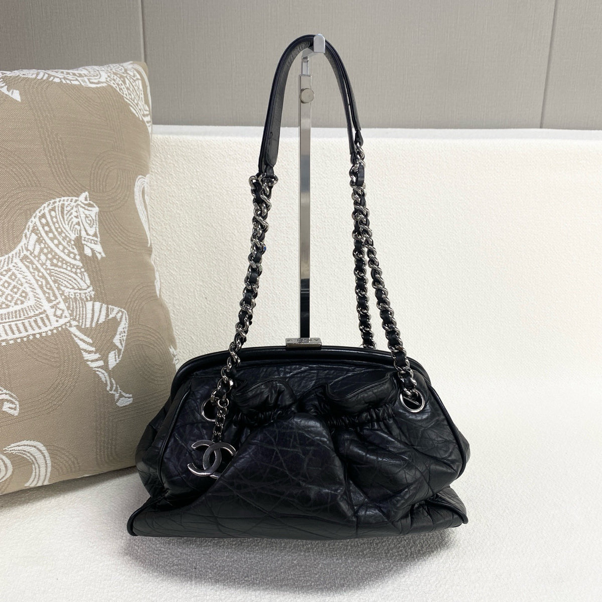 Chanel - Cloud Shoulder Bag - Leather - Black - (medium)