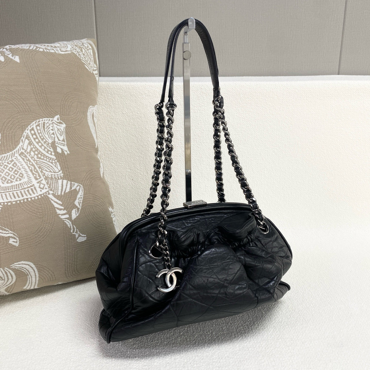 Chanel - Cloud Shoulder Bag - Leather - Black - (medium)