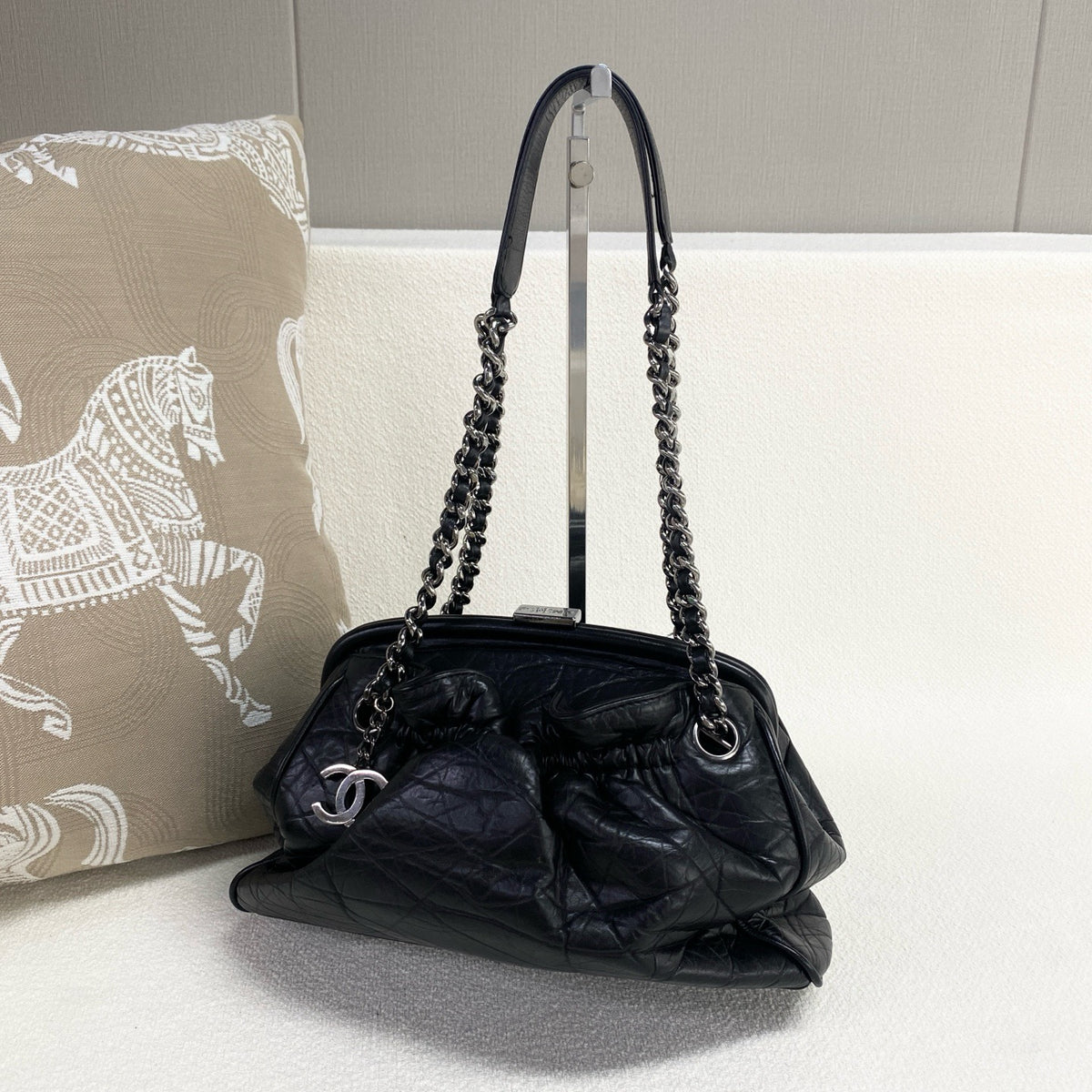 Chanel - Cloud Shoulder Bag - Leather - Black - (medium)